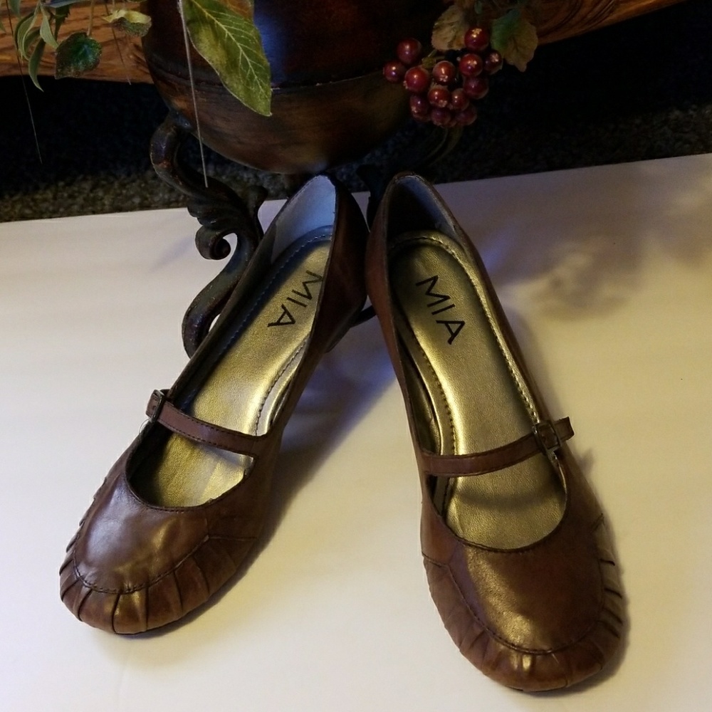 Mia brown shoes with buckle straps
